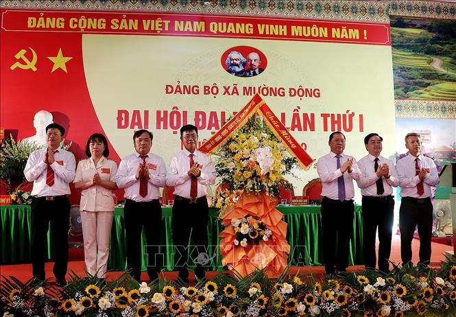 Đồng chí Nguyễn Phi Long, Phó Bí thư Thường trực Tỉnh ủy Phú Thọ tặng hoa chúc mừng đại hội. Ảnh: Thanh Hải - TTXVN 