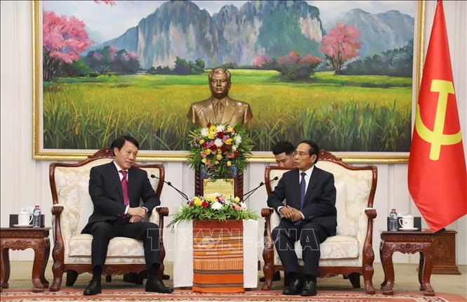 Ủy viên Bộ Chính trị, Thường trực Ban Bí thư, Phó Chủ tịch nước Lào Bounthong Chitmani (phải) tiếp Bộ trưởng Công an Lương Tam Quang. Ảnh: Xuân Tú - PV TTXVN tại Lào
