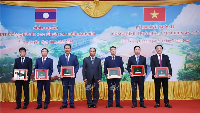 Bộ trưởng Bộ Công an Lào Vilay Lakhamphong trao các quyết định khen thưởng cho các tập thể có thành tích xuất sắc trong triển khai Dự án Trung tâm cai nghiện ma túy ở tỉnh Viêng Chăn, Bắc Lào. Ảnh: Xuân Tú - PV TTXVN tại Lào