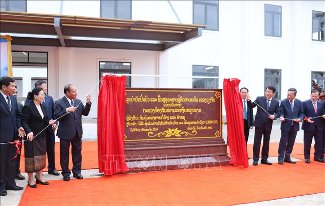 Bộ trưởng Bộ Công an hai nước Việt Nam - Lào cùng các đại biểu thực hiện nghi thức khánh thành Trung tâm cai nghiện ma túy ở tỉnh Viêng Chăn, Bắc Lào. Ảnh: Xuân Tú - PV TTXVN tại Lào