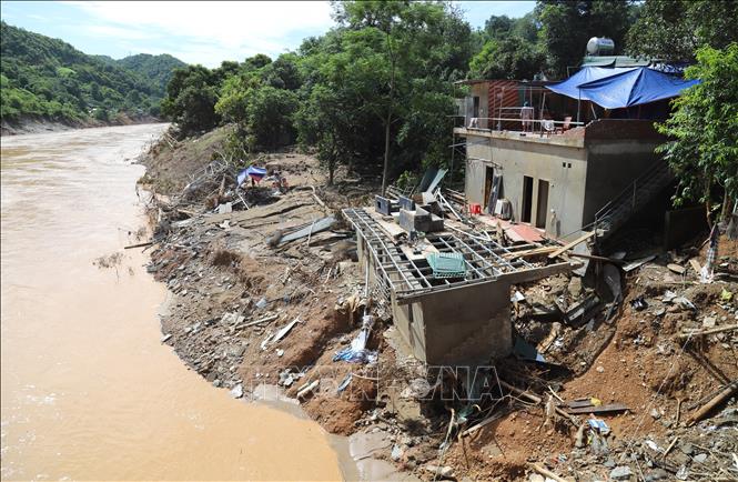 Một ngôi nhà nằm bên bờ vực sạt lở, sụt trượt của sông Lam, khi lũ lớn quét đã bị ảnh hưởng, thiệt hại nặng nề. Ảnh: Xuân Tiến - TTXVN 