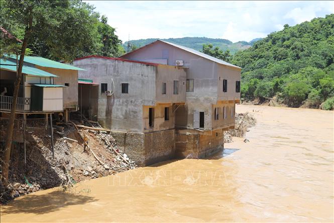 Sau nhiều ngày bị lũ trên sông Lam càn quét, nhiều ngôi nhà đã lộ rõ phần nền móng và tăng độ hiểm nguy trước tình trạng sạt lở, sụt trượt của bờ sông. Ảnh: Xuân Tiến - TTXVN 