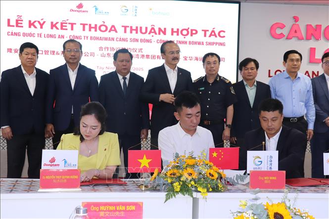 Ký kết thỏa thuận hợp tác giữa Cảng Quốc tế Long An, SPG Bohaiwan Port và Bohwa Shipping. Ảnh: Thanh Bình - TTXVN