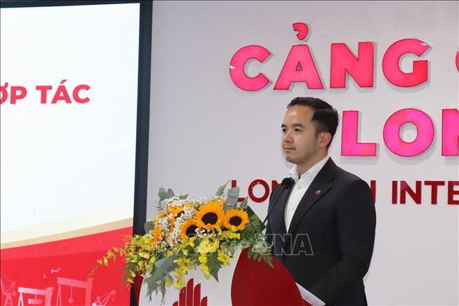 Chủ tịch HĐQT Cảng Quốc tế Long An Võ Quốc Huy phát biểu tại lễ ký kết. Ảnh: Thanh Bình - TTXVN