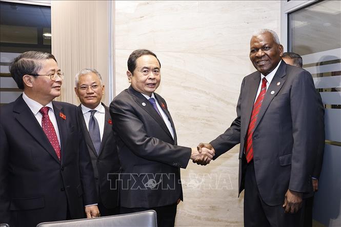NA Chairman Tran Thanh Man meets with President of the National Assembly of People’s Power of Cuba Esteban Lazo. VNA Photo: Doãn Tấn 