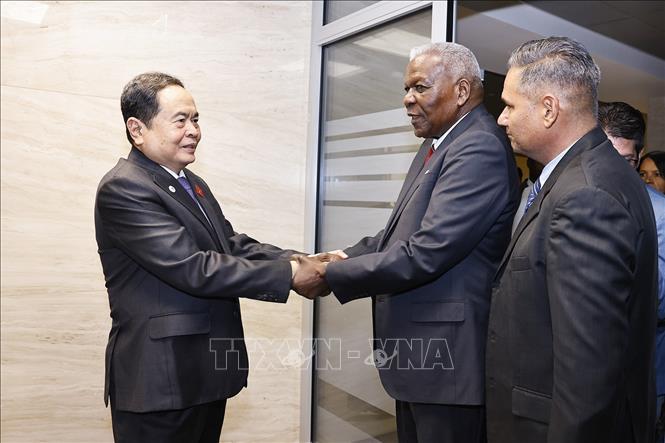 NA Chairman Tran Thanh Man meets with President of the National Assembly of People’s Power of Cuba Esteban Lazo. VNA Photo: Doãn Tấn 