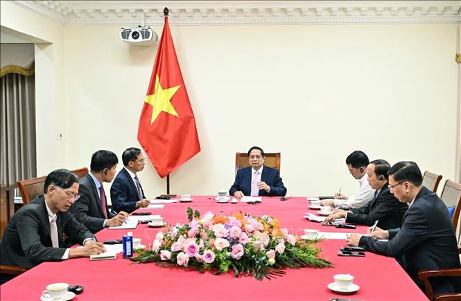 Thủ tướng Phạm Minh Chính điện đàm với Thủ tướng Malaysia Anwar Ibrahim. Ảnh: Dương Giang-TTXVN