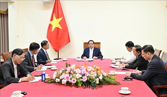 Thủ tướng Phạm Minh Chính điện đàm với Thủ tướng Malaysia Anwar Ibrahim. Ảnh: Dương Giang-TTXVN