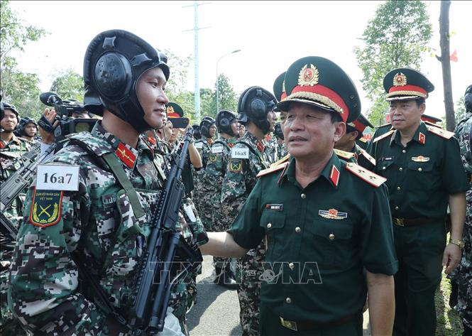 Trung tướng Trương Thiên Tô thăm hỏi, động viên cán bộ, chiến sĩ các khối diễu binh đang luyện tập tại Khu Công nghệ cao Hòa Lạc. Ảnh: Trọng Đức - TTXVN