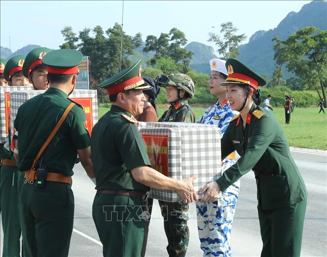 Trung tướng Trương Thiên Tô, Phó Chủ nhiệm Tổng cục Chính trị QĐND Việt Nam tặng quà, động viên các khối nữ đang luyện tập tại Trung tâm huấn luyện Quốc gia 4. Ảnh: Trọng Đức - TTXVN