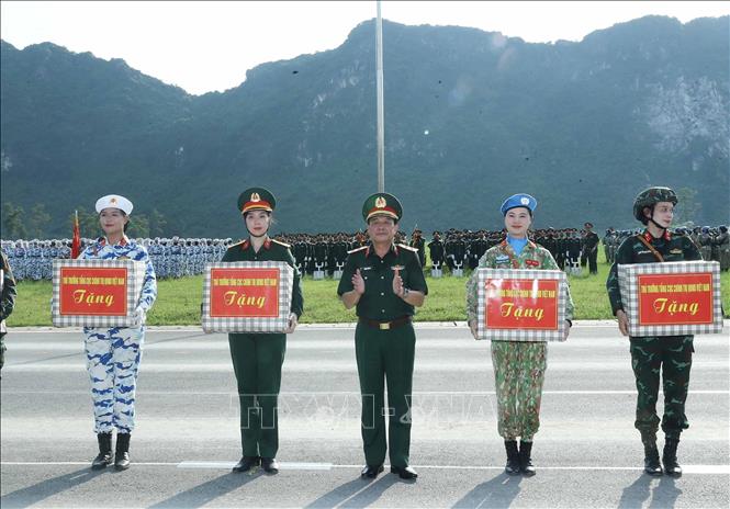 Trung tướng Trương Thiên Tô, Phó Chủ nhiệm Tổng cục Chính trị QĐND Việt Nam tặng quà, động viên các khối nữ đang luyện tập tại Trung tâm huấn luyện Quốc gia 4. Ảnh: Trọng Đức - TTXVN
