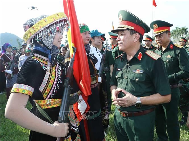 Trung tướng Trương Thiên Tô, Phó Chủ nhiệm Tổng cục Chính trị QĐND Việt Nam động viên các khối nữ đang luyện tập tại Trung tâm huấn luyện Quốc gia 4. Ảnh: Trọng Đức - TTXVN