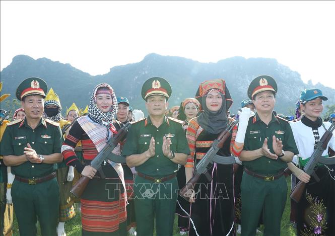 Trung tướng Trương Thiên Tô, Phó Chủ nhiệm Tổng cục Chính trị QĐND Việt Nam động viên các khối nữ đang luyện tập tại Trung tâm huấn luyện Quốc gia 4. Ảnh: Trọng Đức - TTXVN
