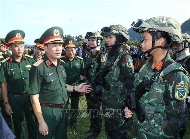 Trung tướng Trương Thiên Tô, Phó Chủ nhiệm Tổng cục Chính trị QĐND Việt Nam động viên các khối nữ đang luyện tập tại Trung tâm huấn luyện Quốc gia 4. Ảnh: Trọng Đức - TTXVN