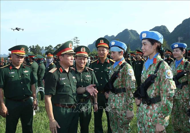 Trung tướng Trương Thiên Tô, Phó Chủ nhiệm Tổng cục Chính trị QĐND Việt Nam động viên các khối nữ đang luyện tập tại Trung tâm huấn luyện Quốc gia 4. Ảnh: Trọng Đức - TTXVN