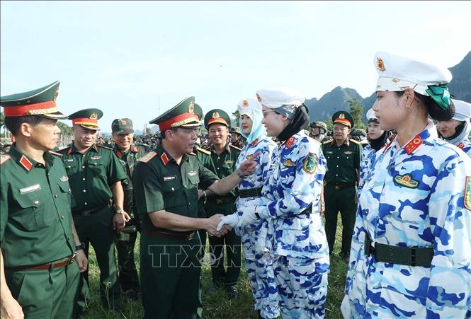 Trung tướng Trương Thiên Tô, Phó Chủ nhiệm Tổng cục Chính trị QĐND Việt Nam động viên các khối nữ đang luyện tập tại Trung tâm huấn luyện Quốc gia 4. Ảnh: Trọng Đức - TTXVN