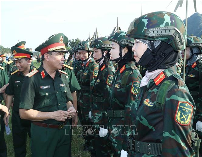 Trung tướng Trương Thiên Tô, Phó Chủ nhiệm Tổng cục Chính trị QĐND Việt Nam động viên các khối nữ đang luyện tập tại Trung tâm huấn luyện Quốc gia 4. Ảnh: Trọng Đức - TTXVN