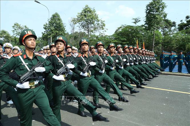 Khối nam các chiến sĩ 3 thứ quân luyện tập tại Khu Công nghệ cao Hòa Lạc. Ảnh: Trọng Đức - TTXVN