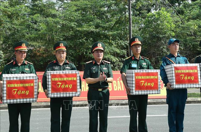 Trung tướng Trương Thiên Tô tặng quà, động viên cán bộ, chiến sĩ các khối diễu binh diễu hành đang luyện tập tại Khu Công nghệ cao Hòa Lạc. Ảnh: Trọng Đức - TTXVN