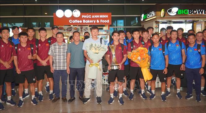 Đội tuyển U23 Việt Nam và Cúp vô địch về tới Thành phố Hồ Chí Minh. Ảnh: Trung Tuyến – TTXVN