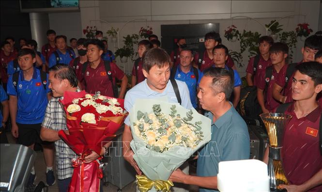 Ban lãnh đạo đội tuyển nhận hoa chúc mừng từ các cổ động viên. Ảnh: Trung Tuyến – TTXVN