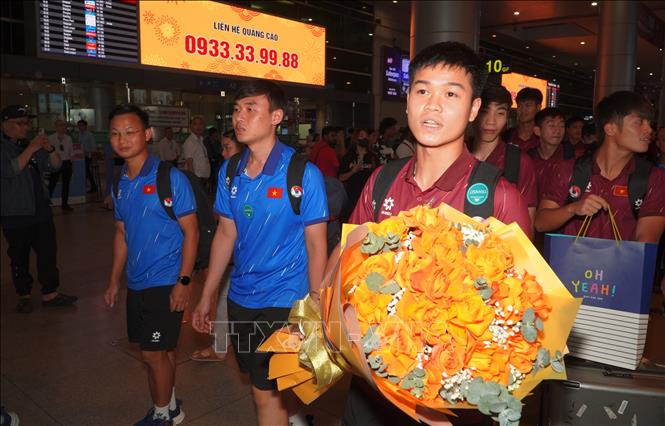 Các cầu thủ đội tuyển U23 Việt Nam về đến sân bay Tân Sơn Nhất.  Ảnh: Trung Tuyến – TTXVN