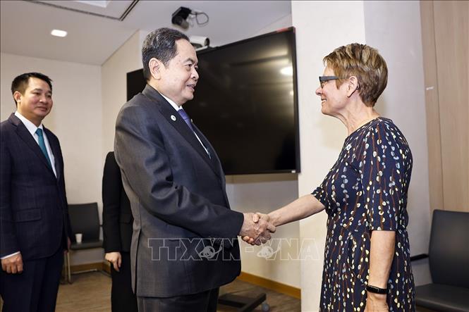 NA Chairman Tran Thanh Man meets with Speaker of the Canadian Senate Raymonde Gagné. VNA Photo: Doãn Tấn