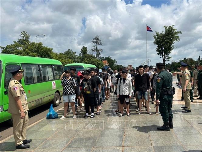 The 85 Vietnamese citizens are handed over at the Hoa Lu border gate. VNA/Photo by courtesy