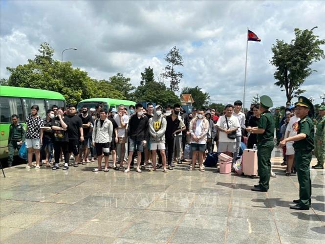 The 85 Vietnamese citizens are handed over at the Hoa Lu border gate. VNA/Photo by courtesy