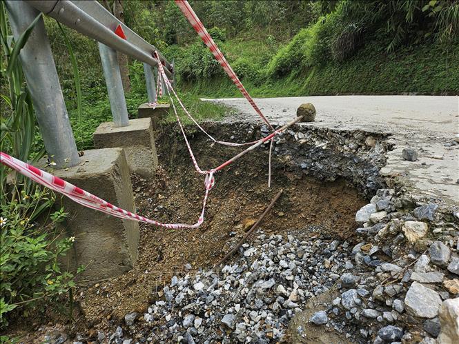 Hố sâu xuất hiện sát mép đường, tiềm ẩn nguy cơ tai nạn. Ảnh: Minh Tâm-TTXVN