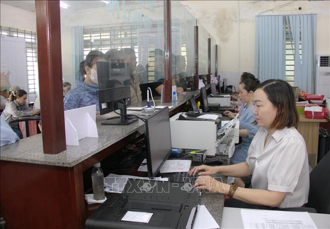 Hoạt động tại Trung tâm Phục vụ hành chính công xã Tây Ninh Hòa. Ảnh: Đặng Tuấn - TTXVN