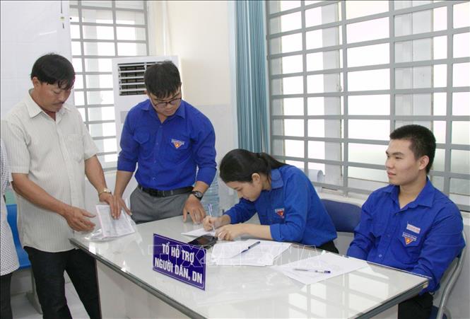 Tại một số xã như: Nam Ninh Hòa, Tây Ninh Hòa, Đoàn Thanh niên đã tích cực tham gia các hoạt động tình nguyện, giúp đỡ người dân tiếp cận, sử dụng dịch vụ công trực tuyến và thực hiện các thủ tục hành chính tại bộ phận 