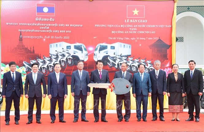The Vietnamese Ministry of Public Security presents some vehicles to the Lao Ministry of Public Security. VNA Photo: Xuân Tú 