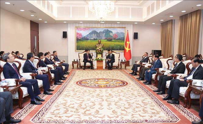 Minister of Public Security General Luong Tam Quang is received by Bounthong Chitmani, Politburo member, Permanent member of the LPRP's Secretariat. VNA Photo: Xuân Tú 