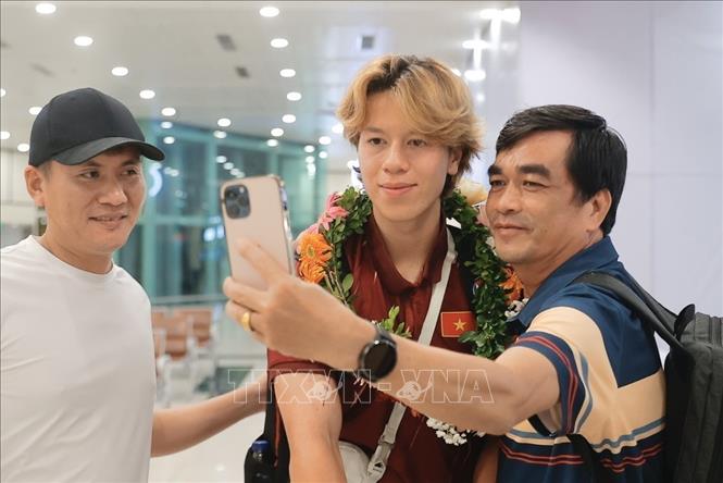Người hâm mộ chụp ảnh chung cùng Viktor Lê. Ảnh: Minh Quyết - TTXVN