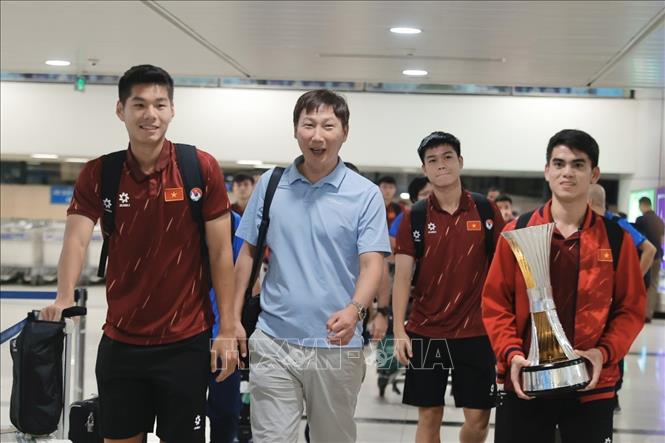 Thầy trò HLV Kim Sang Sik về đến sân bay quốc tế Nội Bài với chiếc cúp vô địch U23 Đông Nam Á. Ảnh: Minh Quyết - TTXVN