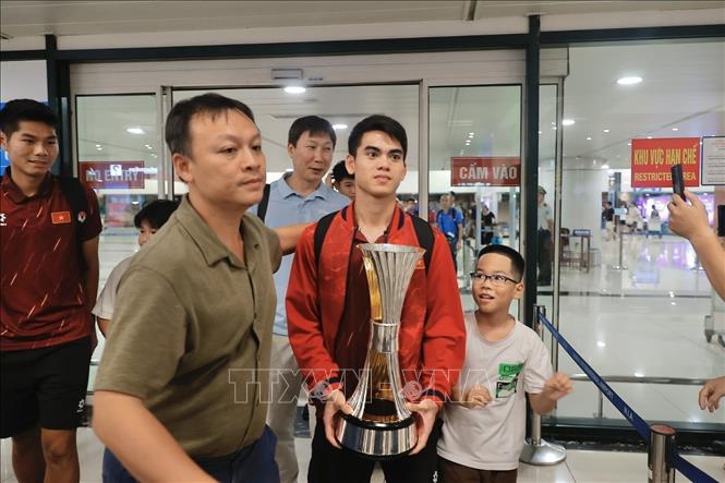 Thầy trò HLV Kim Sang Sik về đến sân bay quốc tế Nội Bài với chiếc cúp vô địch U23 Đông Nam Á. Ảnh: Minh Quyết - TTXVN