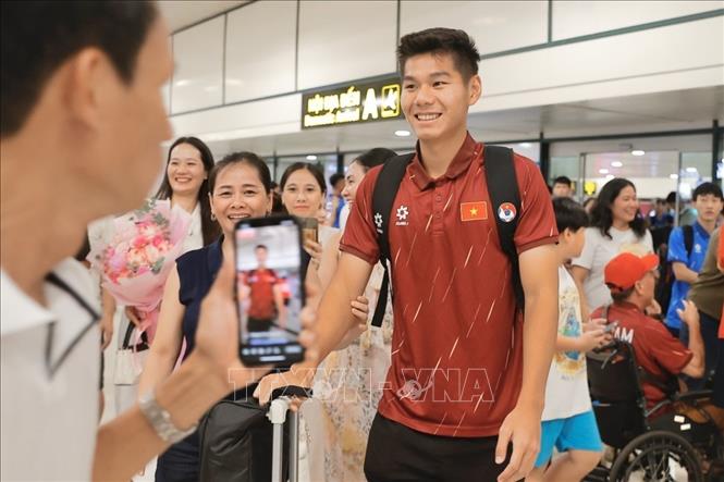 Cổ động viên và người hâm mộ đón các cầu thủ U23 tại sân bay quốc tế Nội Bài. Ảnh: Minh Quyết - TTXVN