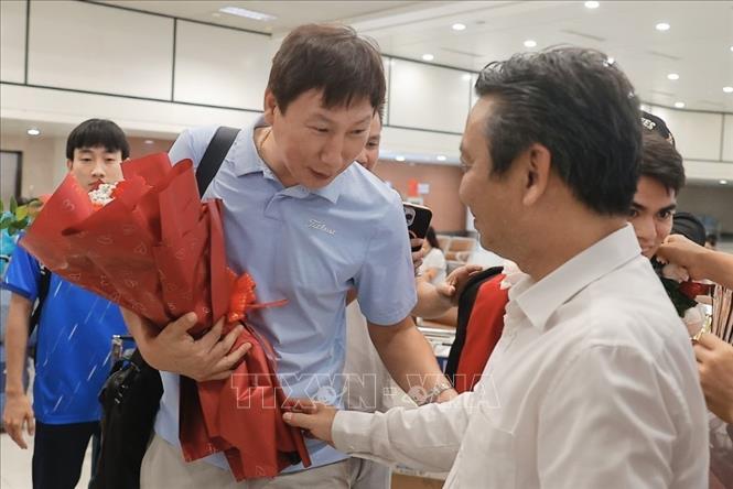 Thứ trưởng Bộ Văn hóa, Thể thao và Du lịch Hoàng Đạo Cương chúc mừng HLV Kim Sang Sik và các học trò. Ảnh: Minh Quyết - TTXVN