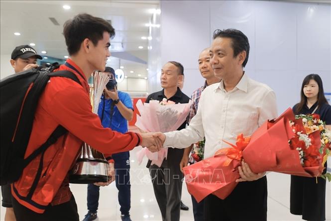 Thứ trưởng Bộ Văn hóa, Thể thao và Du lịch Hoàng Đạo Cương tặng hoa chúc mừng thầy trò HLV Kim Sang Sik. Ảnh: Minh Quyết - TTXVN