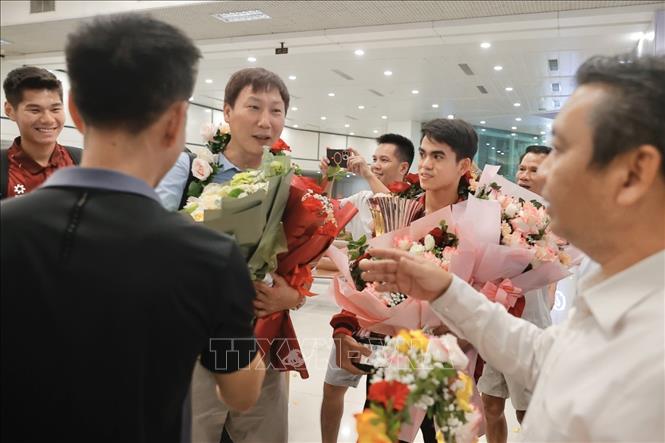 Người hâm mộ đón thầy trò HLV Kim Sang Sik về đến sân bay quốc tế Nội Bài. Ảnh: Minh Quyết - TTXVN