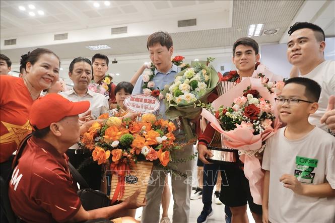 Người hâm mộ tặng hoa thầy trò HLV Kim Sang Sik. Ảnh: Minh Quyết - TTXVN