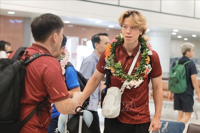 Viktor Lê cùng đồng đội về đến sân bay Nội bài. Ảnh: Minh Quyết - TTXVN