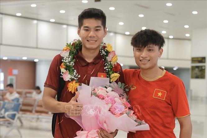 Trung vệ Hiểu Minh với người hâm mộ. Ảnh: Minh Quyết - TTXVN