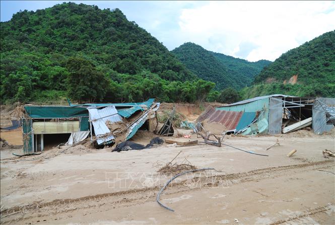 Một dãy cửa hàng, ki-ốt kinh doanh dịch vụ đã bị lũ dữ tàn phá gây liệt hại nghiêm trọng. Ảnh: Xuân Tiến - TTXVN 
