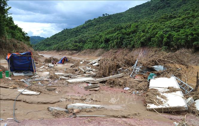 Không còn nhà cửa, người dân chỉ biết dựng tạm lều lán tạm bợ trên những đống hoang tàn, đổ nát để ngủ, nghỉ qua ngày. Ảnh: Xuân Tiến - TTXVN 