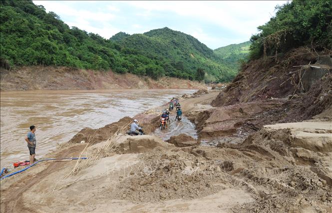 Nhiều đoạn tuyến của quốc lộ 16 bị vùi lấp dưới lớp bùn đất dày từ 1,5m đến gần 2m. Ảnh: Xuân Tiến - TTXVN 
