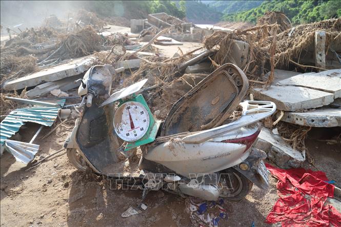 Dọc tuyến quốc lộ 16 từ Mỹ Lý đi Nhôn Mai dễ dàng bắt gặp những xe máy và vật dụng sinh hoạt đã hư hỏng nặng nằm bên cạnh những đống hoang tàn, đồ nát do nhà cửa bị sập, gãy. Ảnh: Xuân Tiến- TTXVN 