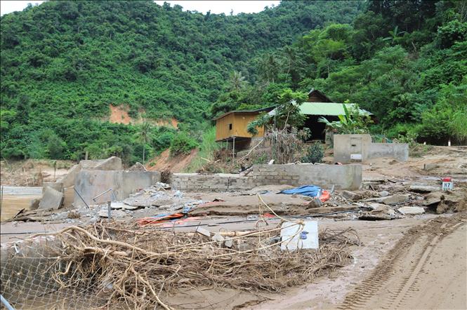 Khung cảnh đổ nát, xác xơ, tiêu điều tại những cụm dân cư dọc quốc lộ 16 đoạn gần bản Xốp Tụ (xã Mỹ Lý). Ảnh: Xuân Tiến - TTXVN 