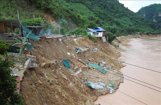 Những ngôi nhà tại một cụm dân cư còn sót lại nằm cheo leo bên vách vực sông Nậm Nơn. Ảnh: Xuân Tiến - TTXVN